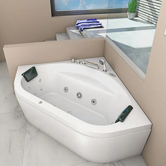 AcquaVapore Badewanne Fertigdusche W20R-SC - Acryl, Weiß - Weißer Eck-Whirlpool mit integrierten Düsen, Armatur, Handbrause und zwei dunklen Kopfstützen, in einem modernen Badezimmer installiert.