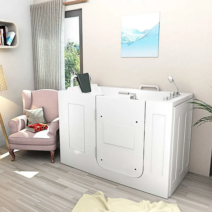 AcquaVapore Badewanne Fertigdusche S07WP-B-L - 140 x 76 cm, Acryl, Weiß - Weiße begehbare Badewanne mit zugänglicher Seitentür, Chromarmaturen und Haltegriffen in einem hellen Raum.