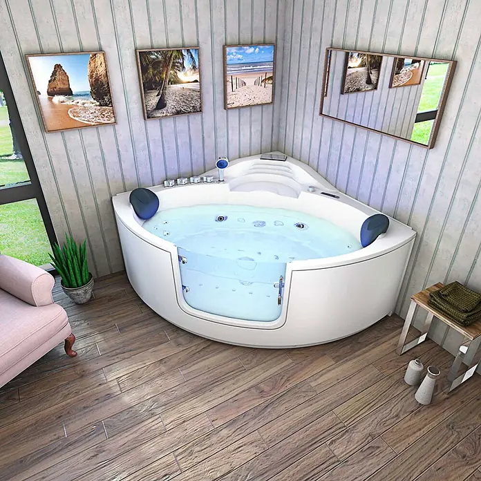 AcquaVapore Badewanne Fertigdusche W60H-SC - Acryl, Weiß - Weißer Eck-Whirlpool mit klarer Glasscheibe, gefüllt mit Wasser, in einer modernen Umgebung.