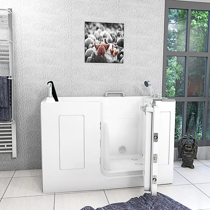 AcquaVapore Badewanne Fertigdusche S07WP-B-R - 140 x 76 cm, Acryl, Weiß - Weiße, barrierefreie begehbare Badewanne mit offener Seitentür und Handbrause, in einem modernen Badezimmer integriert.