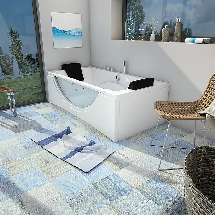 AcquaVapore Badewanne Fertigdusche W81-A-SC - Acryl, Weiß - Weiße Badewanne mit klarem Glaspaneel in einem modernen Badezimmer mit gemusterten blauen Bodenfliesen.