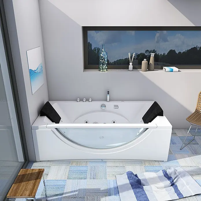 AcquaVapore Badewanne Fertigdusche W81-A-SC - Acryl, Weiß - Weiße Badewanne mit gebogener Glasplatte und schwarzen Kopfstützen in hellem Bad.