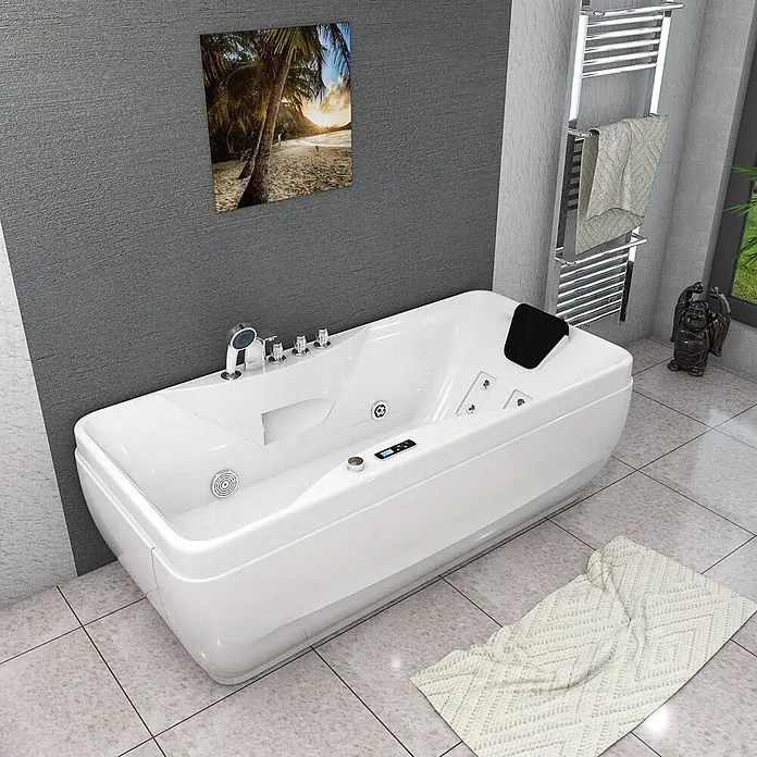 AcquaVapore Badewanne Fertigdusche W49-TH-PR-SC - Acryl, Weiß - Weiße moderne Badewanne mit eingebauten Düsen und Chromarmaturen in einem gefliesten Badezimmer.