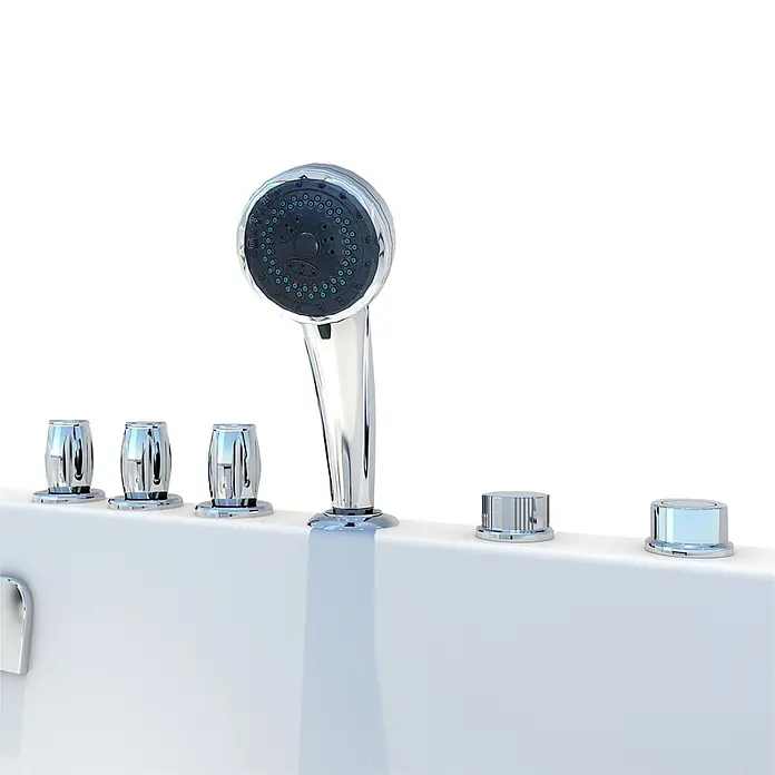 AcquaVapore Badewanne Fertigdusche S12D-TH-WP-R-EC - 85 x 170 cm, Acryl, Weiß - Verchromte Handbrause mit blauen Düsen und mehreren Drehknöpfen auf einem weißen Badewannenrand montiert.
