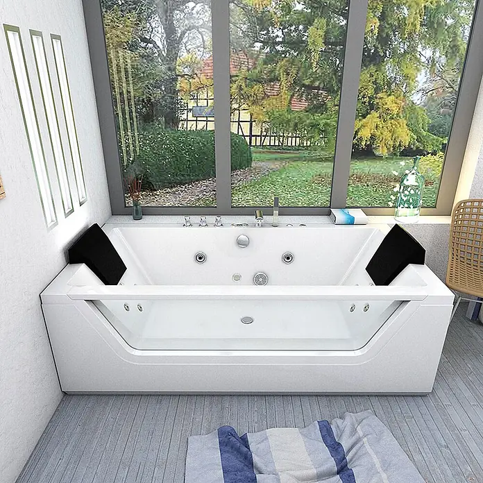 AcquaVapore Badewanne Fertigdusche W83R-A-SC - Acryl, Weiß - Weiße Whirlpool-Badewanne mit schwarzen Kopfstützen in einem hellen Badezimmer mit Blick auf einen grünen Garten.
