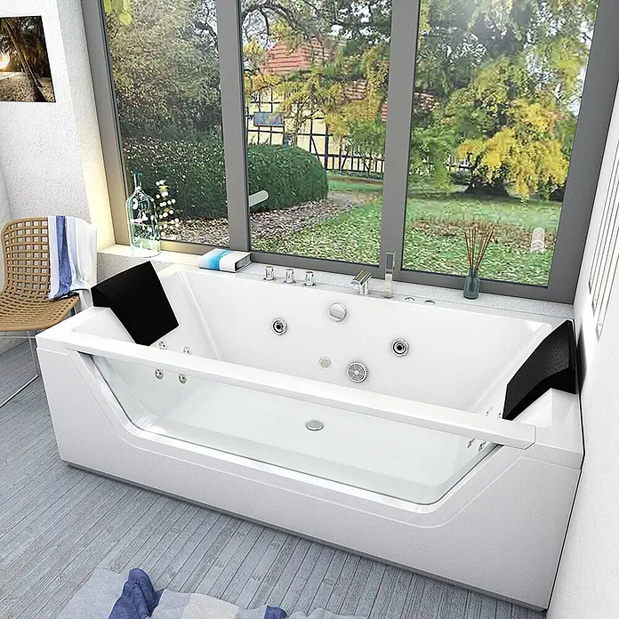 AcquaVapore Badewanne Fertigdusche W83-TH-C - Acryl, Weiß - Weiße Eck-Jacuzzi-Badewanne mit schwarzen Kopfstützen, am Fenster mit Gartenblick.