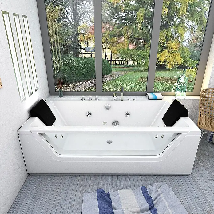 AcquaVapore Badewanne Fertigdusche W83-A-SC - Acryl, Weiß - Weiße Whirlpool-Badewanne mit schwarzen Kopfstützen und Chromarmaturen in einem hellen Raum mit Gartenblick.