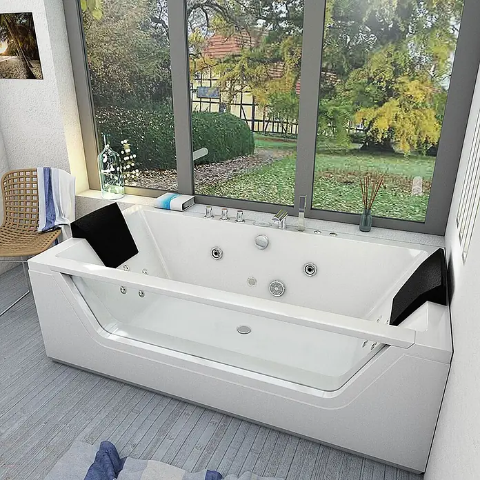 AcquaVapore Badewanne Fertigdusche W83R-TH-C - Acryl, Weiß - Weisse Whirlpool-Badewanne mit schwarzen Kopfstützen und transparenter Platte, vor einem grossen Fenster mit Gartenblick.