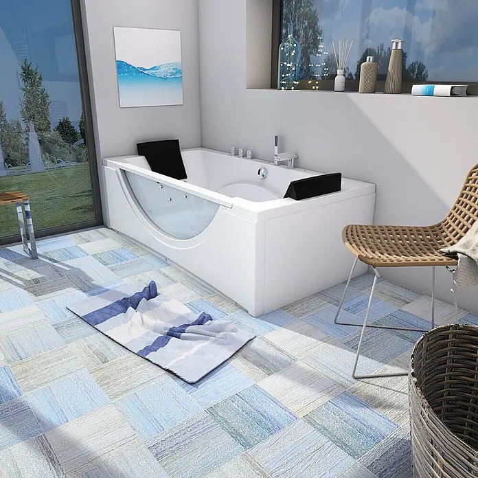 AcquaVapore Badewanne Fertigdusche W81H-A-SC - Acryl, Weiß - Weiße moderne Badewanne mit transparenter Frontplatte und schwarzen Kopfstützen in einem Bad mit blau-weißen Fliesen.