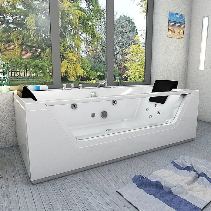 AcquaVapore Badewanne Fertigdusche W83-B-SC - Acryl, Weiß - Große weiße Whirlpool-Badewanne mit Kopfstützen und Massagedüsen, in einem modernen Badezimmer mit Gartenblick.