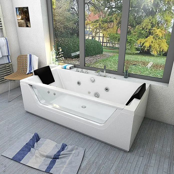 AcquaVapore Badewanne Fertigdusche W83-B-SC - Acryl, Weiß - Weiße Whirlpool-Badewanne mit schwarzen Kopfstützen in einem modernen Bad mit großem Fenster zum Garten.
