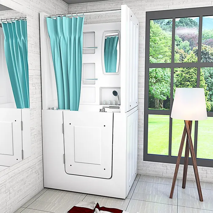 AcquaVapore Badewanne Fertigdusche S02D-WP-TH-A-L - 78 x 100 cm, Acryl, Weiß - Weiße begehbare Dusch-Badewannen-Kombination mit türkisfarbenem Vorhang, barrierefreier Tür und Duschkopf, in einem Raum mit großem Fenster.