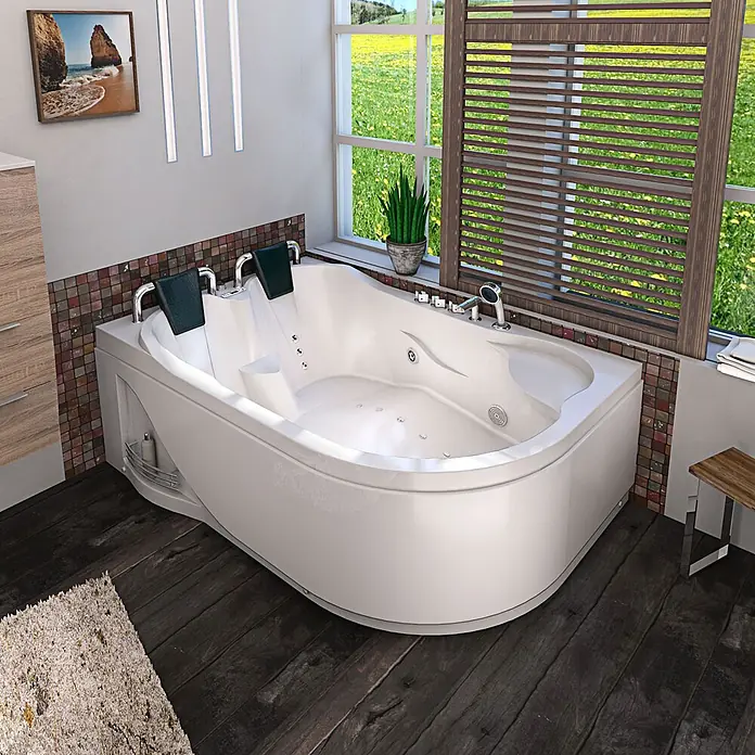 AcquaVapore Badewanne Fertigdusche W23H-R - Acryl, Weiß - Weiße Eck-Hydromassagewanne mit dunklen Kopfstützen in hellem Bad mit Blick auf ein grünes Feld.