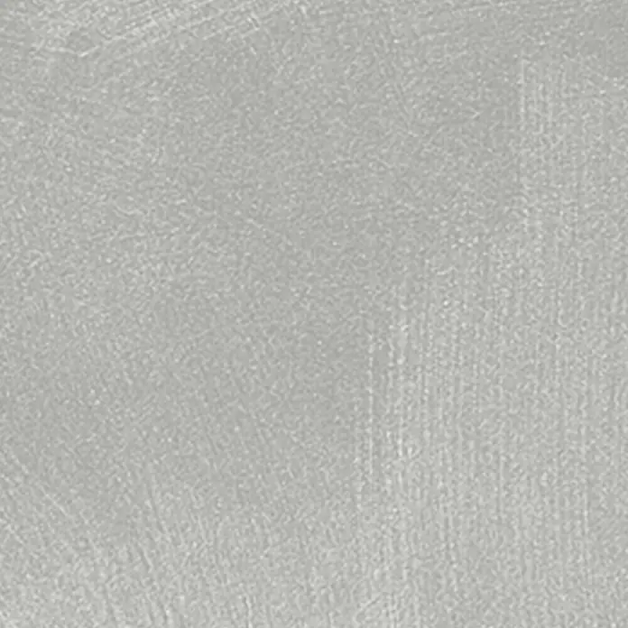 SCHÖNER WOHNEN-Farbe Trendstruktur Farbeffektputz Metall-Optik Effektfarbe - Silber, Glänzend, 2,5 l - Eine Nahaufnahme einer hellgrauen, leicht texturierten Oberfläche, die durch dezente Pinselstriche oder Kratzer ein subtiles Muster aufweist.