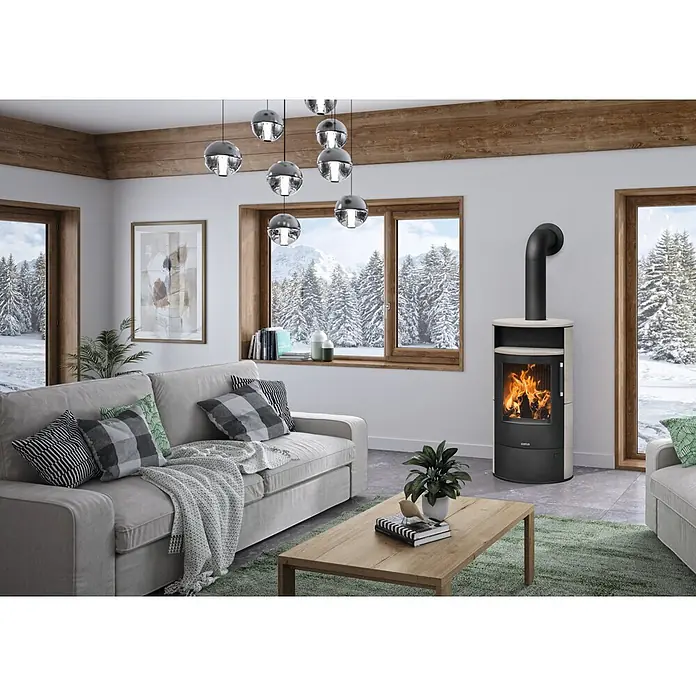 Justus Kaminofen Island 7 2.0 - 7 kW, Raumheizvermögen: 144 m³, Farbe Verkleidung: Freddo - Moderner Justus Holzofen in Hell- und Dunkelgrau, brennendes Holz in einem gemütlichen Wohnzimmer mit Winterblick.