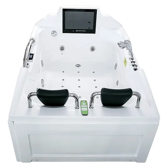 AcquaVapore Badewanne Fertigdusche T18TV-R-TH - Acryl, Weiß - Weißer Whirlpool mit integriertem Bildschirm, mehreren Düsen, Chromarmaturen, schwarzen Kopfstützen und grüner Fernbedienung.