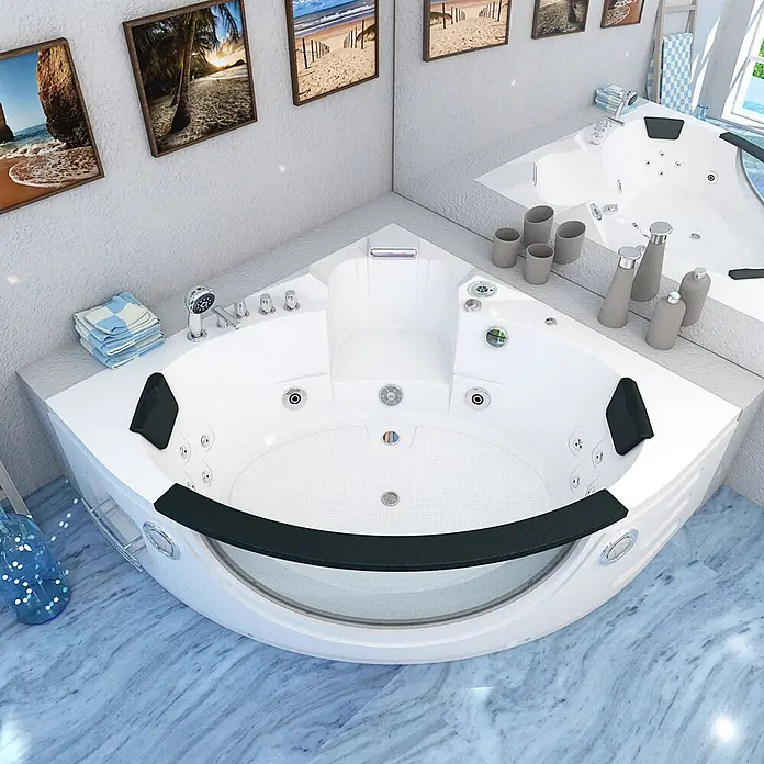 AcquaVapore Badewanne Fertigdusche W06R-TH-SC - Acryl, Weiß - Weiße Eck-Whirlpool-Badewanne mit schwarzen Kopfstützen und Zierleisten, installiert in einem modernen Badezimmer mit blauem Marmorboden.
