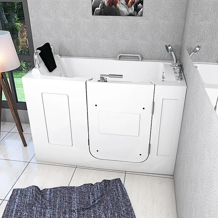 AcquaVapore Badewanne Fertigdusche S07WP-C-R - 140 x 76 cm, Acryl, Weiß - Weiße begehbare Badewanne mit leicht zugänglicher Tür, integrierter Armatur, Brausekopf und Haltegriff, in einem modernen Badezimmer installiert.