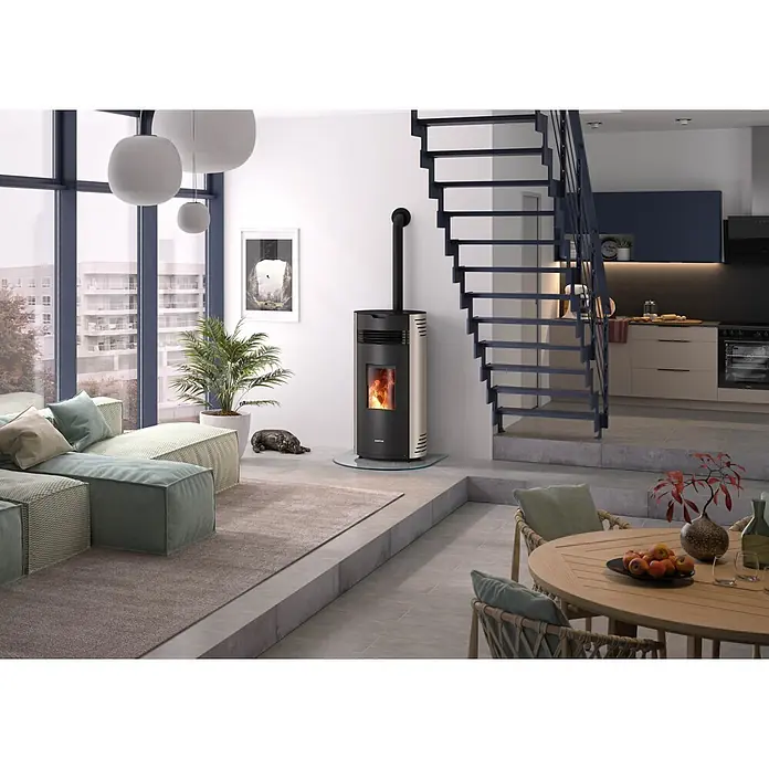 Justus Pelletofen Norta - 2,4 kW - 8 kW, Raumheizvermögen: 200 m³, Taupe/Schwarz - Moderner schwarzer und beiger Pelletofen mit sichtbarer Flamme, der einen zeitgenössischen Wohnraum auf mehreren Ebenen erwärmt.