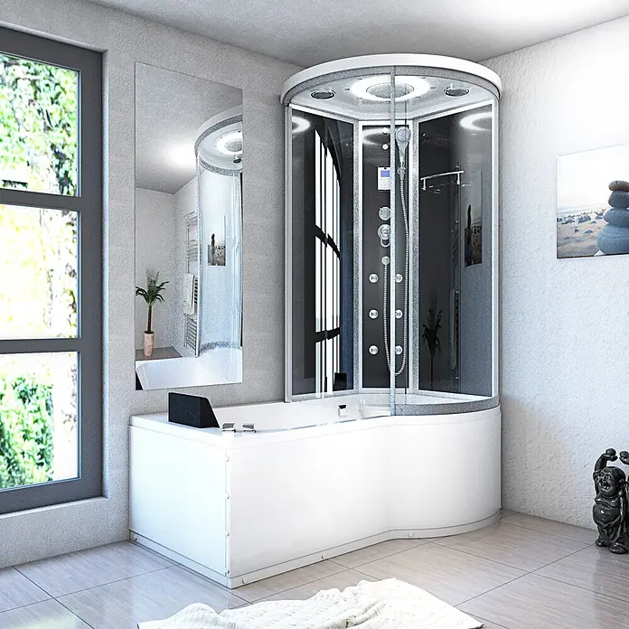 AcquaVapore Komplettdusche Fertigdusche K55-L31-WP - Schwarz - Weiße Eckbadewanne mit integrierter gebogener Duschkabine, dunklen Paneelen und Chromarmaturen, in einem modernen Badezimmer.