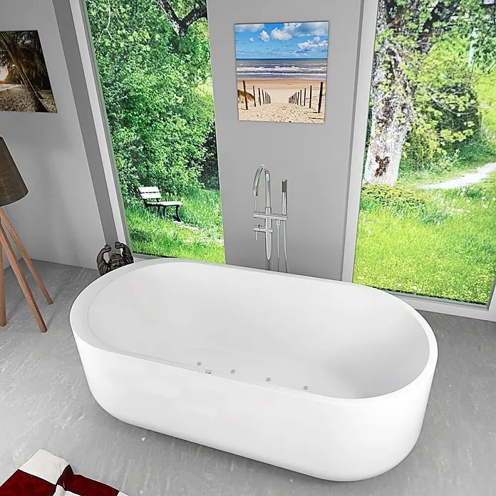 AcquaVapore Freistehende Badewanne Fertigdusche F16-170-AF04 - Acryl, Weiß - Weiße ovale freistehende Badewanne mit sichtbaren Massagedüsen in einem modernen Bad mit großen Fenstern.