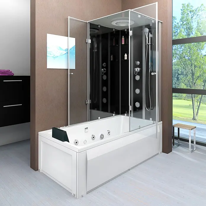 AcquaVapore Komplettdusche Fertigdusche K05-L30-WP - Schwarz - Weiße Badewanne mit integrierter Glasduschkabine und schwarzem Interieur, in einem modernen Bad mit Blick auf einen Garten.