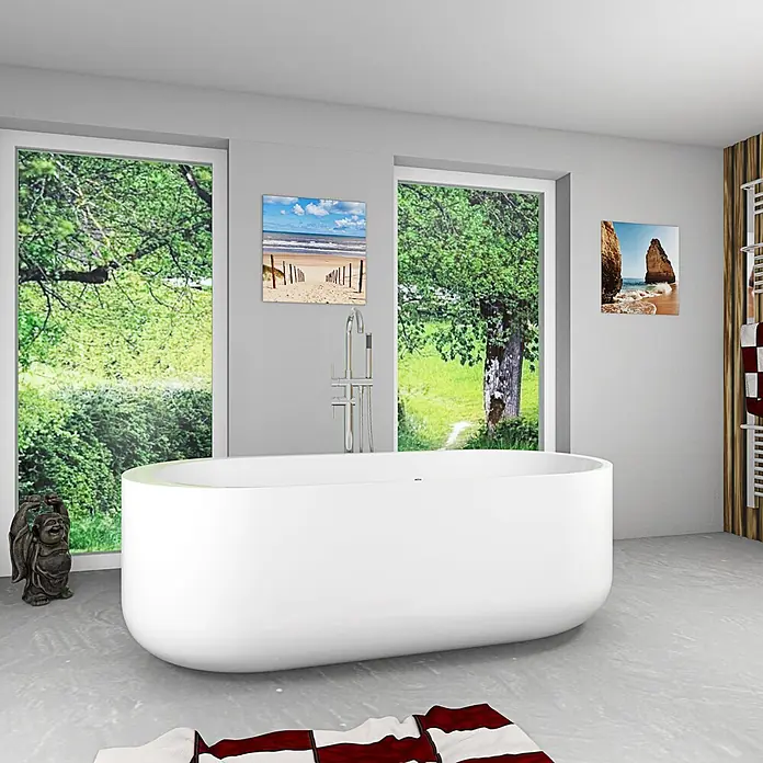 AcquaVapore Freistehende Badewanne Fertigdusche F16-170-AF04 - Acryl, Weiß - Weiße freistehende Badewanne in einem modernen Badezimmer mit großen Fenstern.