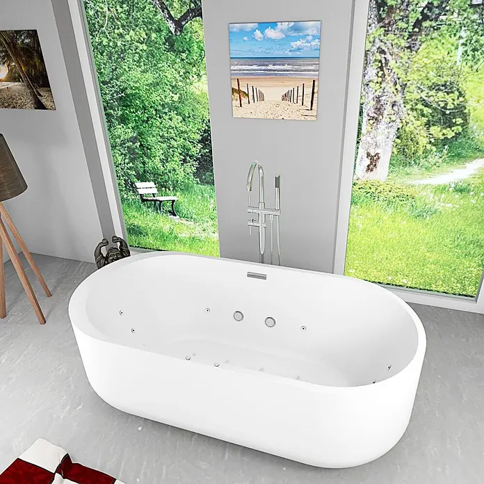 AcquaVapore Freistehende Badewanne Fertigdusche F26-170-AF04 - L x B: 170 x 80 cm, Acryl, Weiß - Weiße freistehende Badewanne mit Whirlpool-Düsen und moderner Chrom-Standarmatur in einem modernen Badezimmer mit üppigem Grünblick.