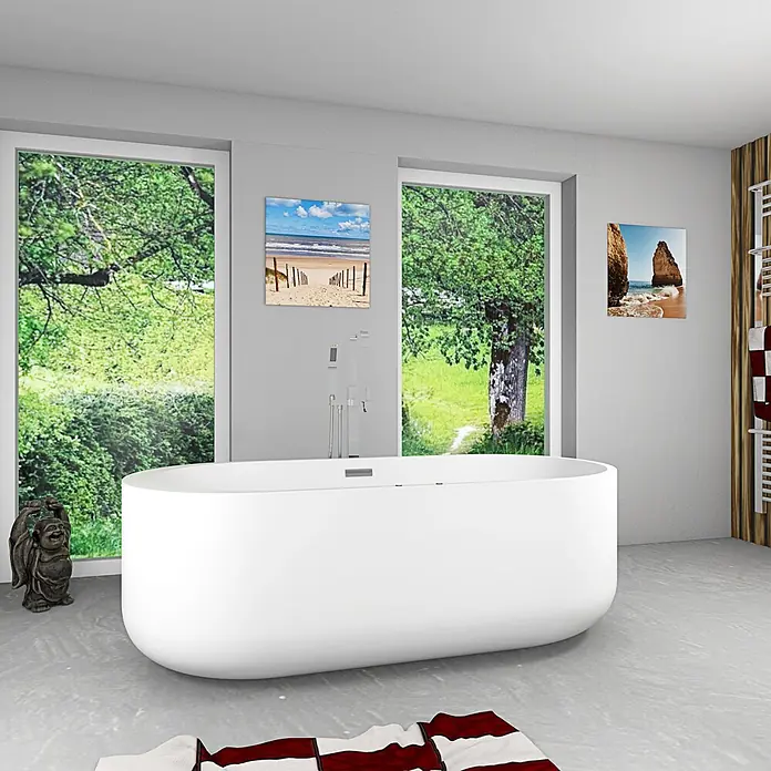 AcquaVapore Freistehende Badewanne Fertigdusche F26-170-AF05 - Acryl, Weiß - Weiße freistehende Badewanne in einem modernen Badezimmer mit großen Fenstern als zentrale Einrichtung.