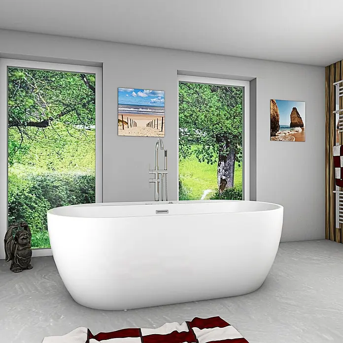 AcquaVapore Freistehende Badewanne Fertigdusche F29-180-AF04 - Acryl, Weiß - Weiße freistehende Badewanne in einem modernen Badezimmer mit großen Fenstern, die grüne Bäume zeigen.