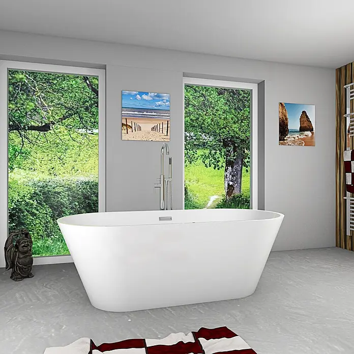 AcquaVapore Freistehende Badewanne Fertigdusche F11-170-AF02 - Acryl, Weiß - Eine weiße freistehende Badewanne in einem modernen Badezimmer mit großen Fenstern und üppigem Grünblick.