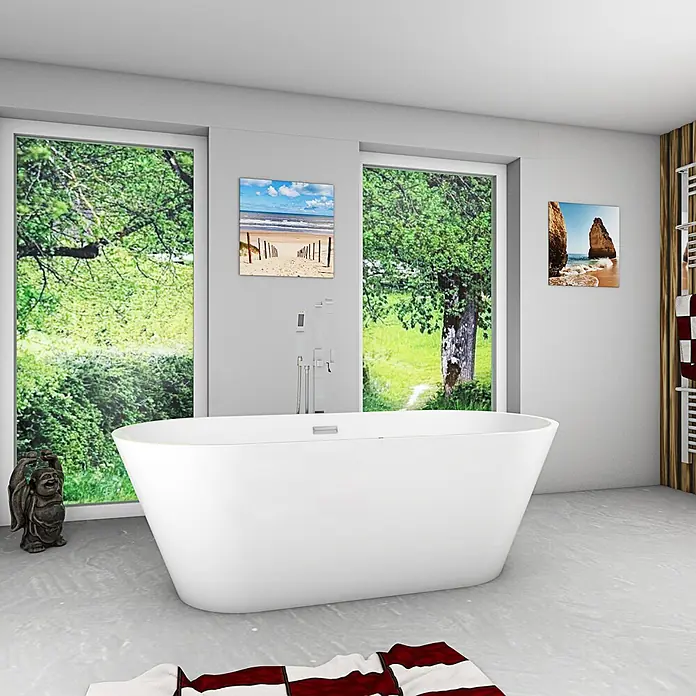 AcquaVapore Freistehende Badewanne Fertigdusche F11-170-AF05 - Acryl, Weiß - Weiße freistehende Badewanne in einem modernen Badezimmer mit großen Fenstern.