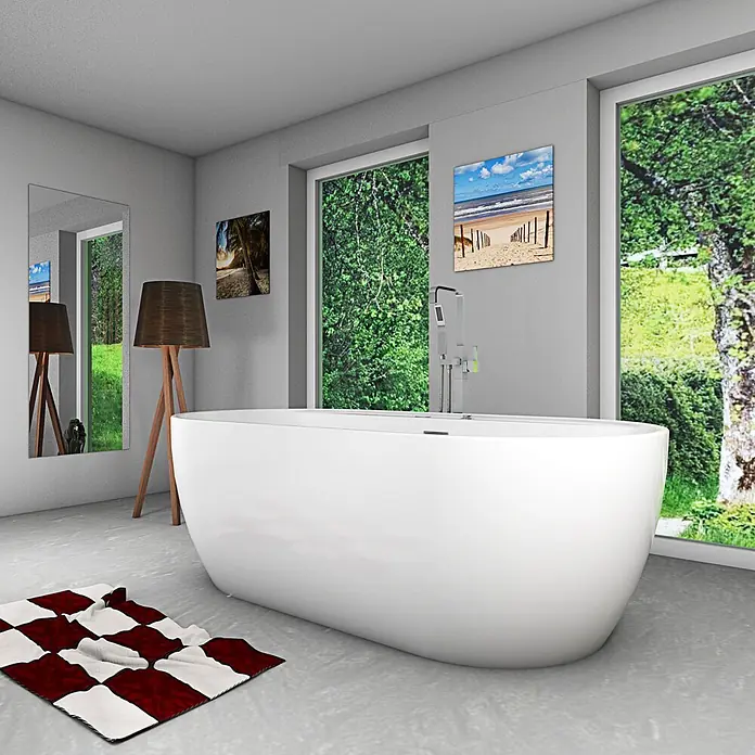 AcquaVapore Freistehende Badewanne Fertigdusche F29-180-AF05 - Acryl, Weiß - Freistehende weiße Badewanne in einem modernen Badezimmer mit großen Fenstern, Stehlampe und rot-weißem Teppich.