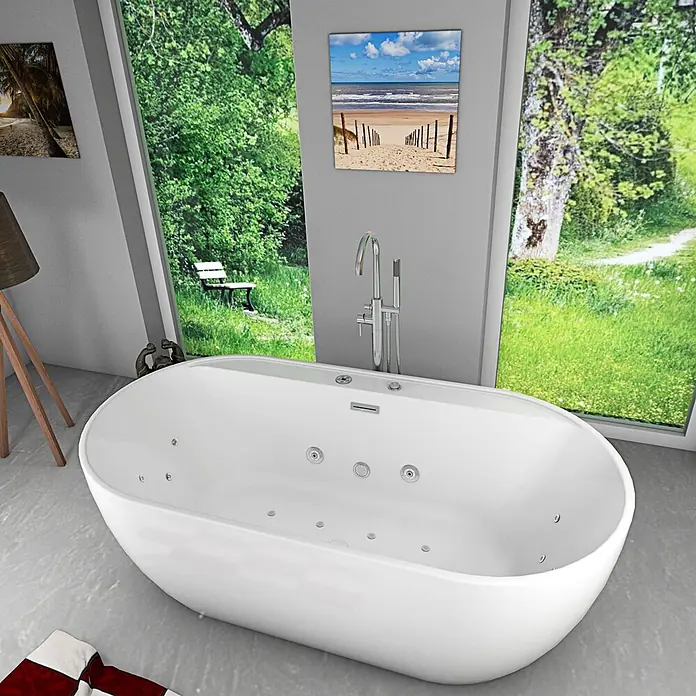 AcquaVapore Freistehende Badewanne Fertigdusche F29-180-AF02 - Acryl, Weiß - Weiße freistehende Whirlpool-Badewanne mit integrierter Armatur und Handbrause, in einem modernen Badezimmer mit Naturblick.