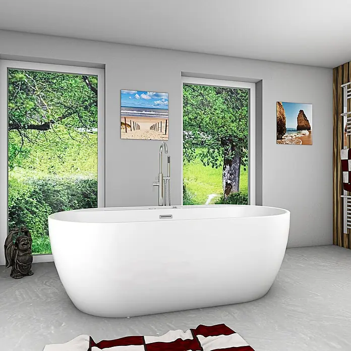 AcquaVapore Freistehende Badewanne Fertigdusche F29-180-AF02 - Acryl, Weiß - Weiße freistehende Badewanne in einem modernen Badezimmer mit großen Fenstern mit Blick ins Grüne.