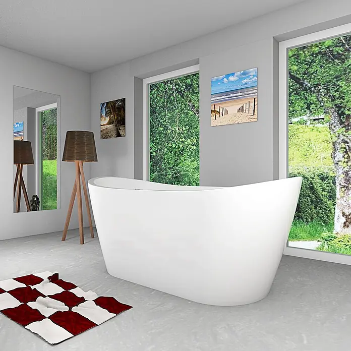 AcquaVapore Freistehende Badewanne Fertigdusche F13-180 - Acryl, Weiß - Weiße freistehende Badewanne in einem modernen Badezimmer mit großen Fenstern.