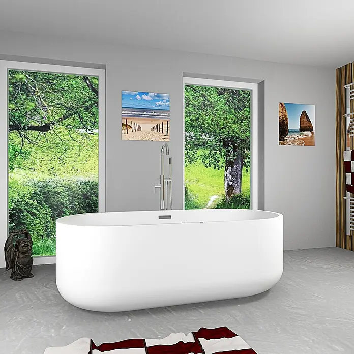 AcquaVapore Freistehende Badewanne Fertigdusche F26-170-AF02 - Acryl, Weiß - Weiße freistehende Badewanne in einem modernen Badezimmer mit Blick auf eine grüne Landschaft.