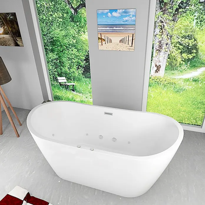 AcquaVapore Freistehende Badewanne Fertigdusche F23-180 - Acryl, Weiß - Weißes, freistehendes Badewannenmodell mit Hydromassage-Düsen in einem modernen Bad mit Gartenblick.