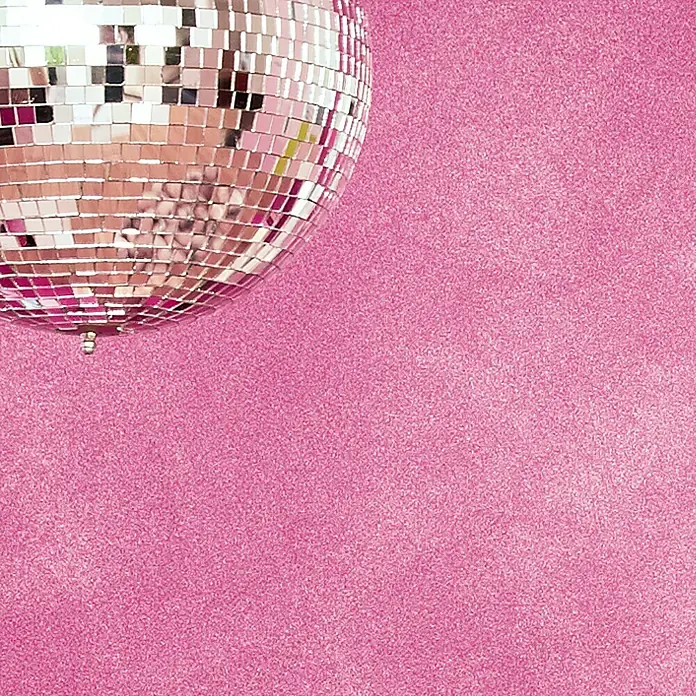 SCHÖNER WOHNEN-Farbe Trendstruktur Farbeffektputz Glimmer-Optik Effektlasur - Silber, Schimmernd, 1 l - Glitzernde Discokugel mit verspiegelten Kacheln, die ein funkelndes Lichtspiel erzeugt, vor einem schimmernden, pinkfarbenen Hintergrund.