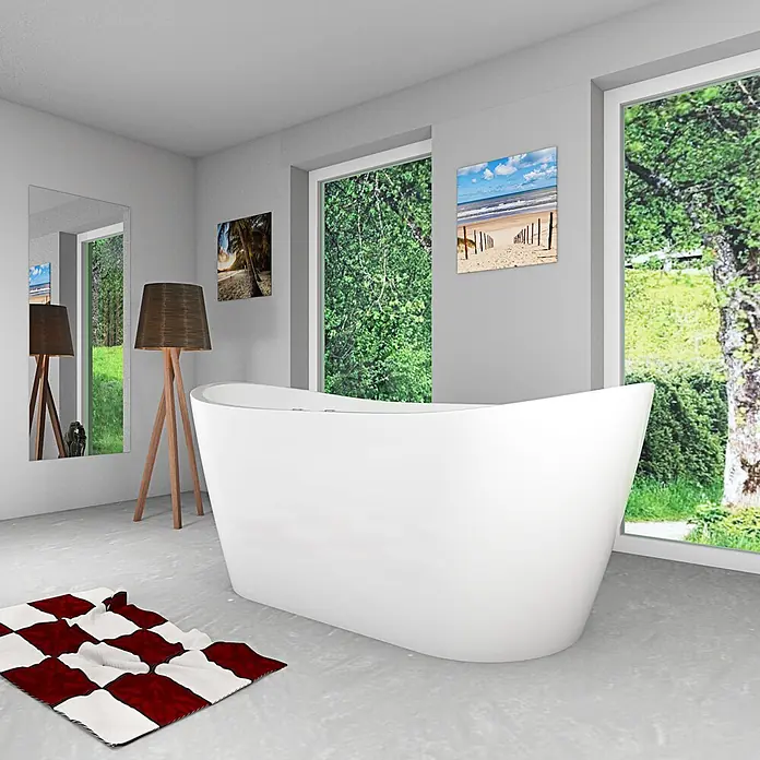 AcquaVapore Freistehende Badewanne Fertigdusche F23-180 - Acryl, Weiß - Eine weiße freistehende Badewanne in einem modernen Badezimmer mit großen Fenstern und Blick ins Grüne. Ein rot-weißer Teppich liegt auf dem Boden.