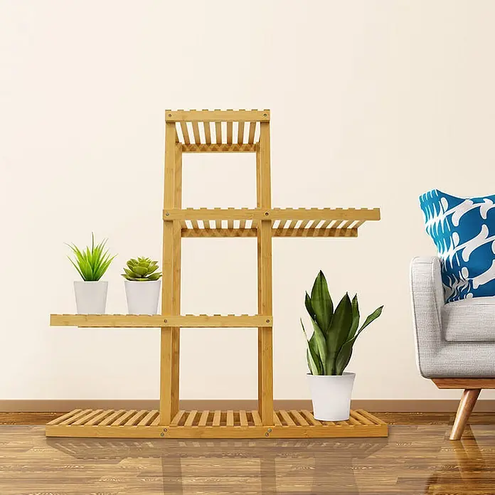Floordirekt Holzregal Bambus Zaria - H x B x T: 125 x 63 x 32 cm, Anzahl Böden: 4 Stk., Schrauben, Bambus - Mehrstufiger Bambus-Pflanzenständer mit mehreren Ablagen für Topfpflanzen, in einem Wohnzimmer.