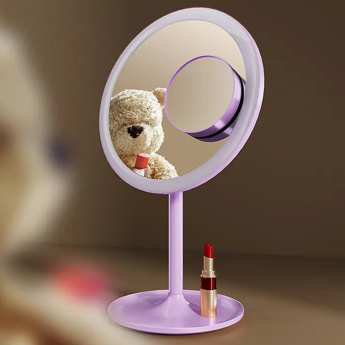 Emke Kosmetikspiegel CM03 - 20 x 35 cm, Rund, Violett - Lila LED-Schminkspiegel mit Teddybär-Reflexion, Lippenstift haltend, und Lippenstift auf dem Sockel.