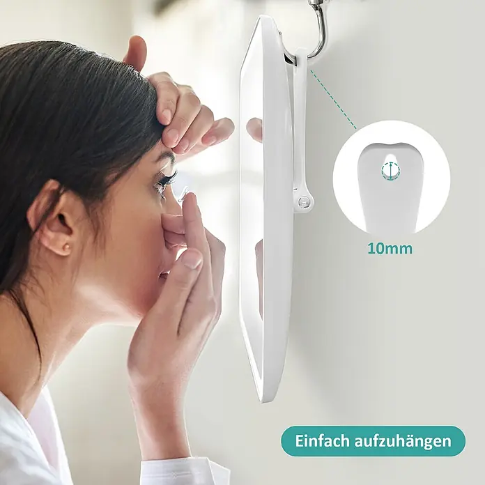 Emke Kosmetikspiegel CM03 - Rechteckig, Weiß - Frau benutzt weißen Wandspiegel für Kontaktlinsen. Einsatz zeigt 10mm Aufhängeschlitz.