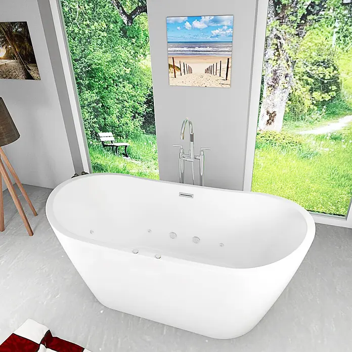 AcquaVapore Freistehende Badewanne Fertigdusche F23-180-AF03 - Acryl, Weiß - Eine weiße freistehende Badewanne mit eingebauter verchromter Standarmatur und Hydromassage-Düsen in einem modernen Badezimmer.