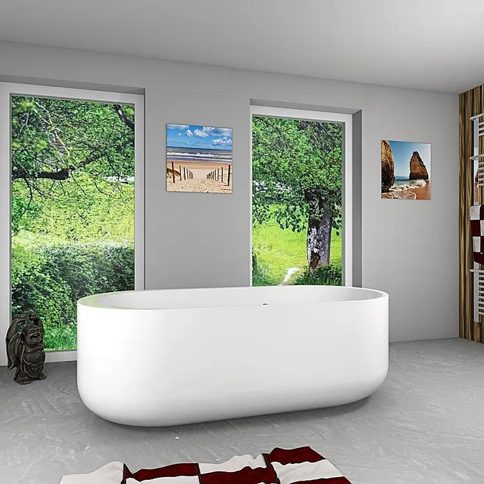 AcquaVapore Freistehende Badewanne Fertigdusche F16-170 - Acryl, Weiß - Moderne weiße freistehende Badewanne in einem hellen Badezimmer mit großen Fenstern.