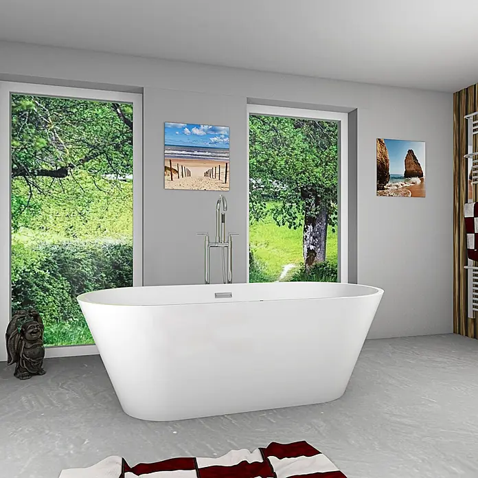 AcquaVapore Freistehende Badewanne Fertigdusche F11-170-AF03 - Acryl, Weiß - Weiße freistehende Badewanne in einem modernen Badezimmer mit großen Fenstern zur Natur.