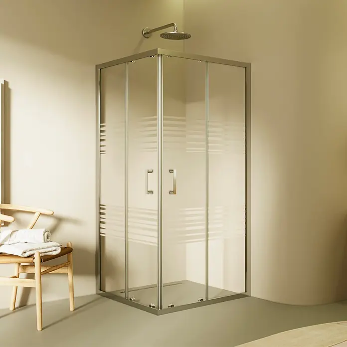 i-flair Eckdusche DK77MF80x90 - Beschichtet, Silber, Stärke: 6 mm - Eckduschkabine mit Klarglasscheiben, satinierten Streifen und silbernem Rahmen, in einem modernen Badezimmer installiert.
