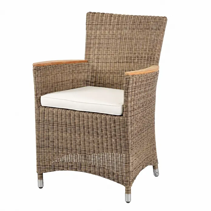 Kai Wiechmann Gartensessel - Polyrattan, Cappuccino braun - Brauner Rattansessel mit weißem Kissen, Holzarmlehnen und Metallfüßen.