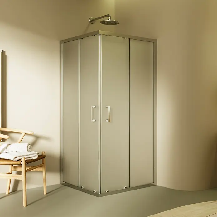 i-flair Eckdusche DK77FR80x90 - Beschichtet, Silber, Stärke: 6 mm - Eine moderne Eckduschkabine mit Metallrahmen und Milchglasplatten, in einem hellen Badezimmer installiert.