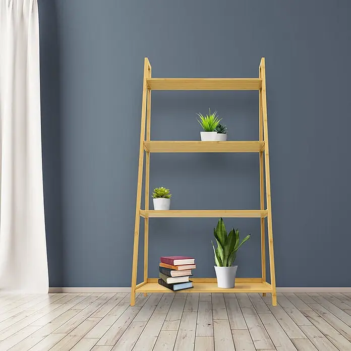 Floordirekt Holzregal Bambus Samia - H x B x T: 96,7 x 95,8 x 28 cm, Anzahl Böden: 4 Stk., Schrauben, Bambus - Helles Holzregal im Leiterstil mit vier Ablagen, auf denen Pflanzen und Bücher stehen.